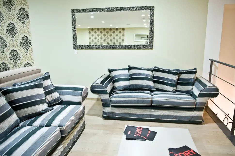 Divano classico tessuto Vienna di Collezione esclusiva con sconto del - 54%