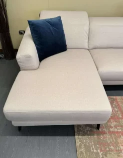 Divano Con penisola Lambert di Le comfort a prezzo ribassato