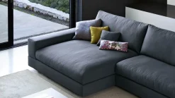 Divano Con penisola modello Vision  di Doimo salotti con forte sconto