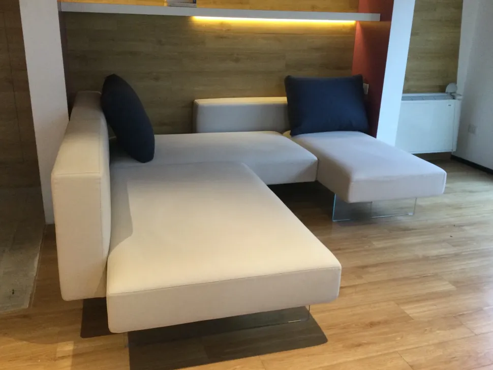 Divano con penisola modello Air di Lago in offerta