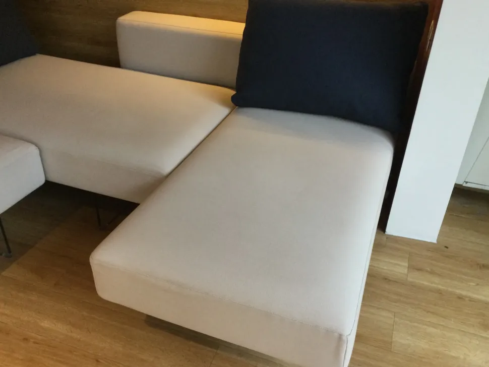 Divano con penisola modello Air di Lago in offerta