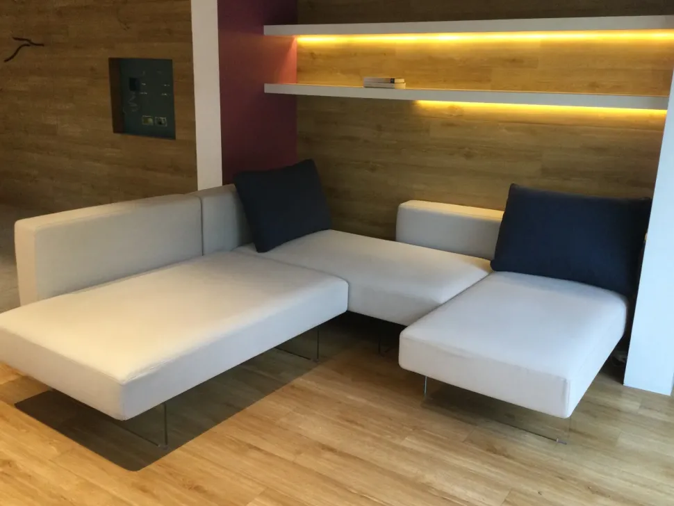 Divano con penisola modello Air di Lago in offerta