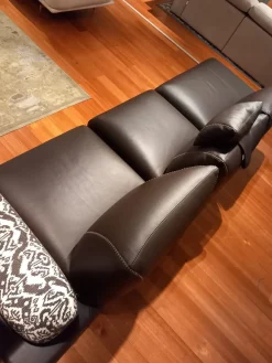 Divano con penisola Modello pralin pelle Calia ad un prezzo imperdibile