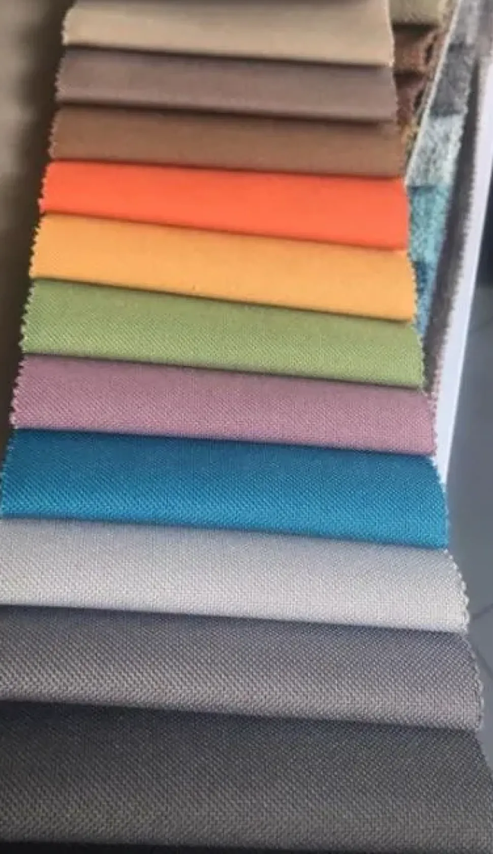 Divano con penisola modello Divano penisola reversibile tessuto anti macchia di Md work in offerta