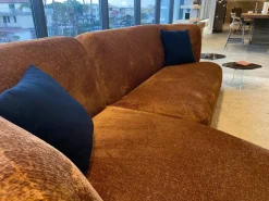 Divano Con penisola tessuto modello Londy di Lago