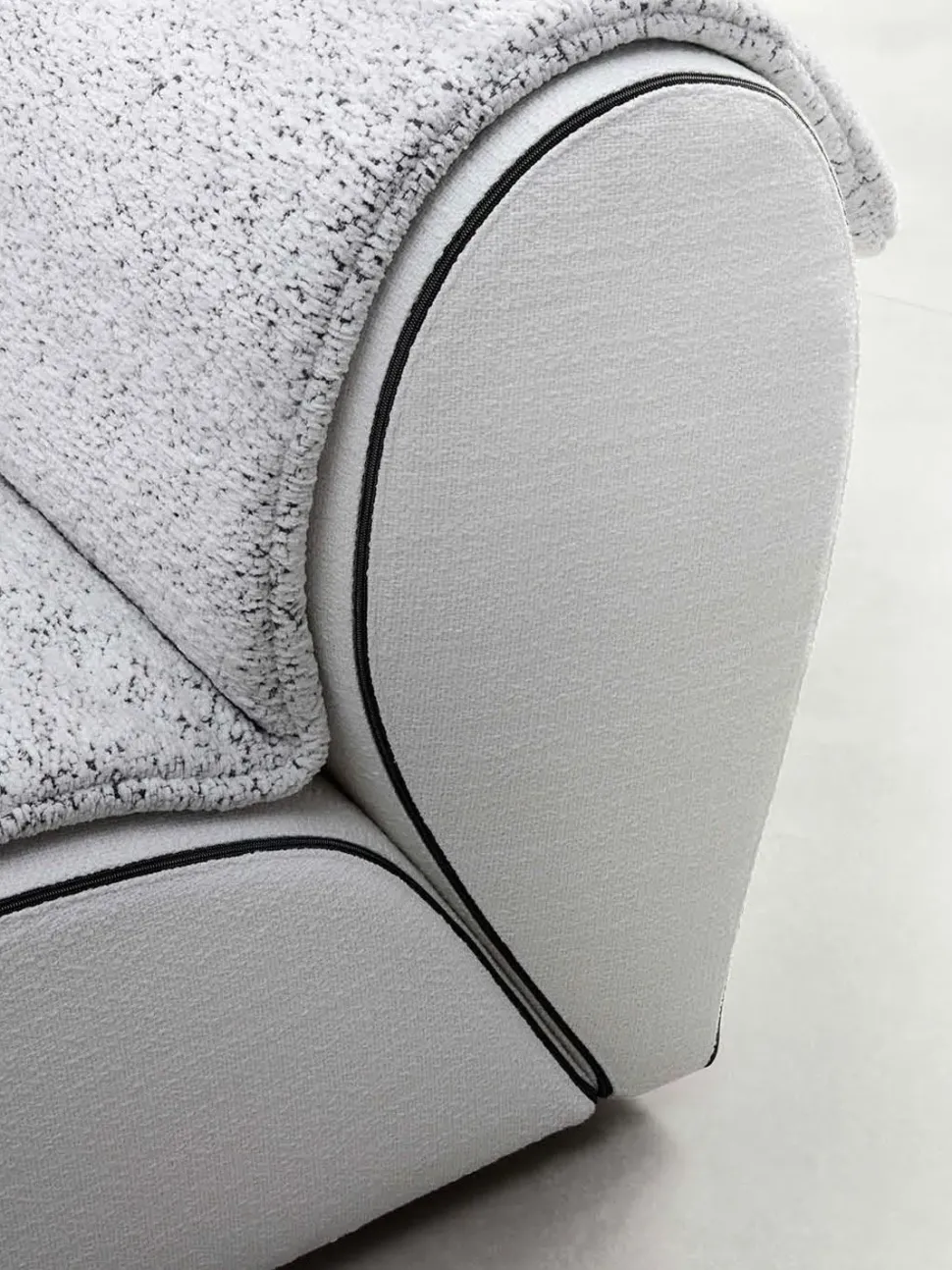 Divano Flora in Tessuto Flou a prezzo scontato