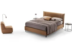 Divano imbottito con gambe Sakura Rosini, scontato.