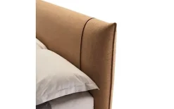 Divano imbottito con gambe Sakura Rosini, scontato.