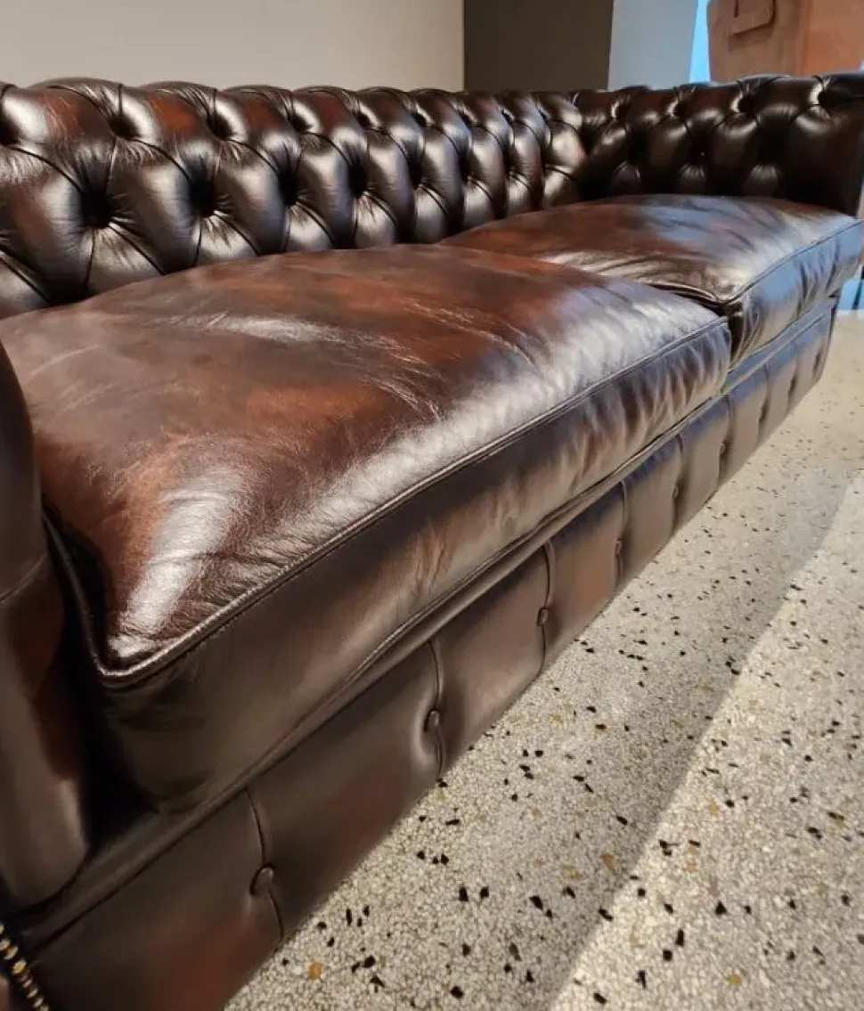 Divano in Pelle stile classico modello Divano chester in pelle anticata pronta consegna scontato - 45%