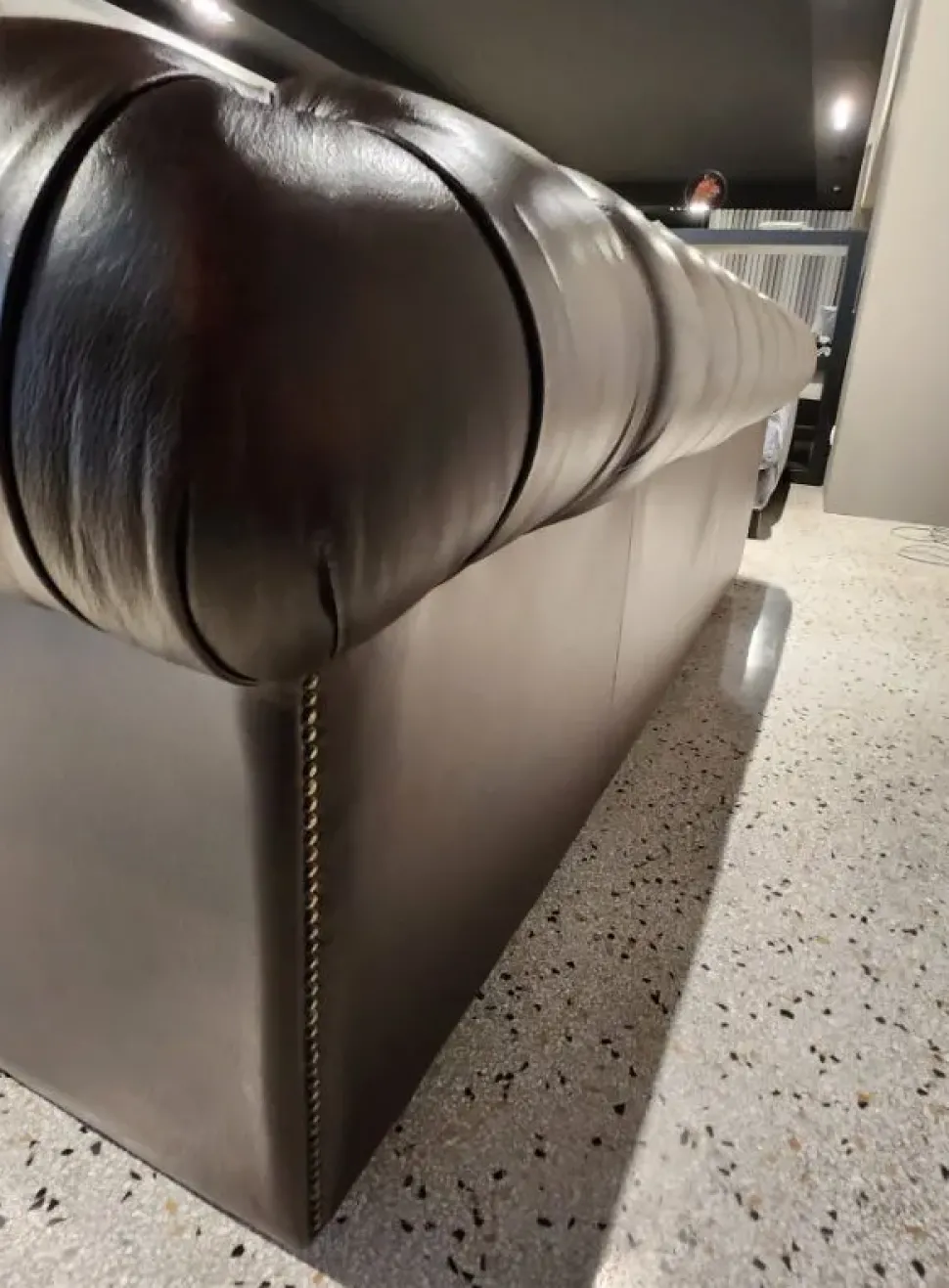 Divano in Pelle stile classico modello Divano chester in pelle anticata pronta consegna scontato - 45%