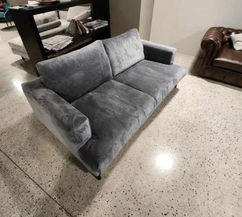 Divano in piuma pronta consegna tessuto firmato alessandro bini in Tessuto Md work a prezzo scontato