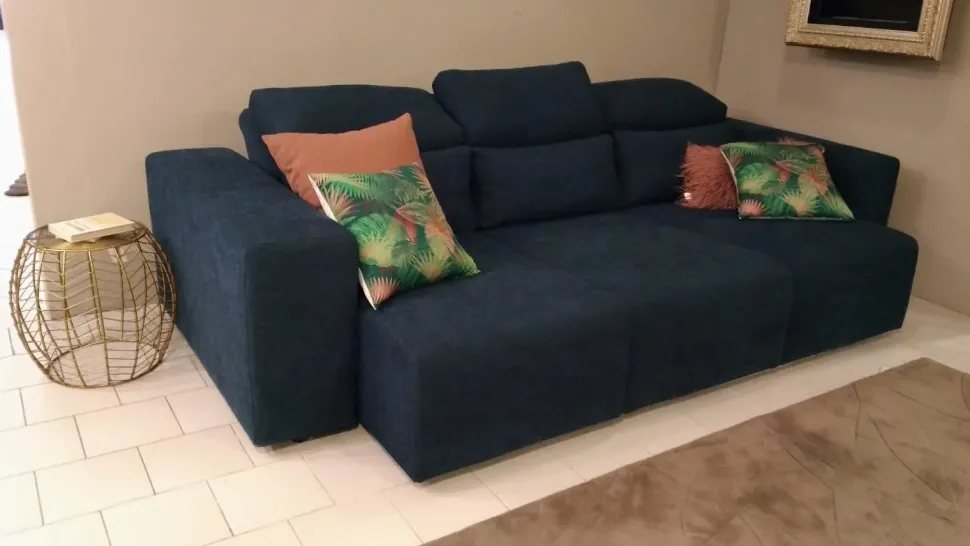 Divano in Tessuto stile design modello Lord scontato - 50%