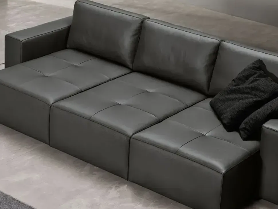 Divano Lineare Divano mod.klauss con sedute estraibili rivestito in pelle fiore in promo-sconto del 50% Excò a 2490 Euro