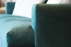 Divano Lineare modello Divano piuma velluto  di Md work in offerta