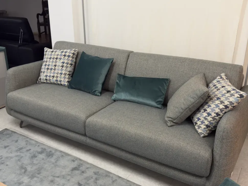 Divano moderno tessuto Bristol di Doimo salotti con sconto del - 40%