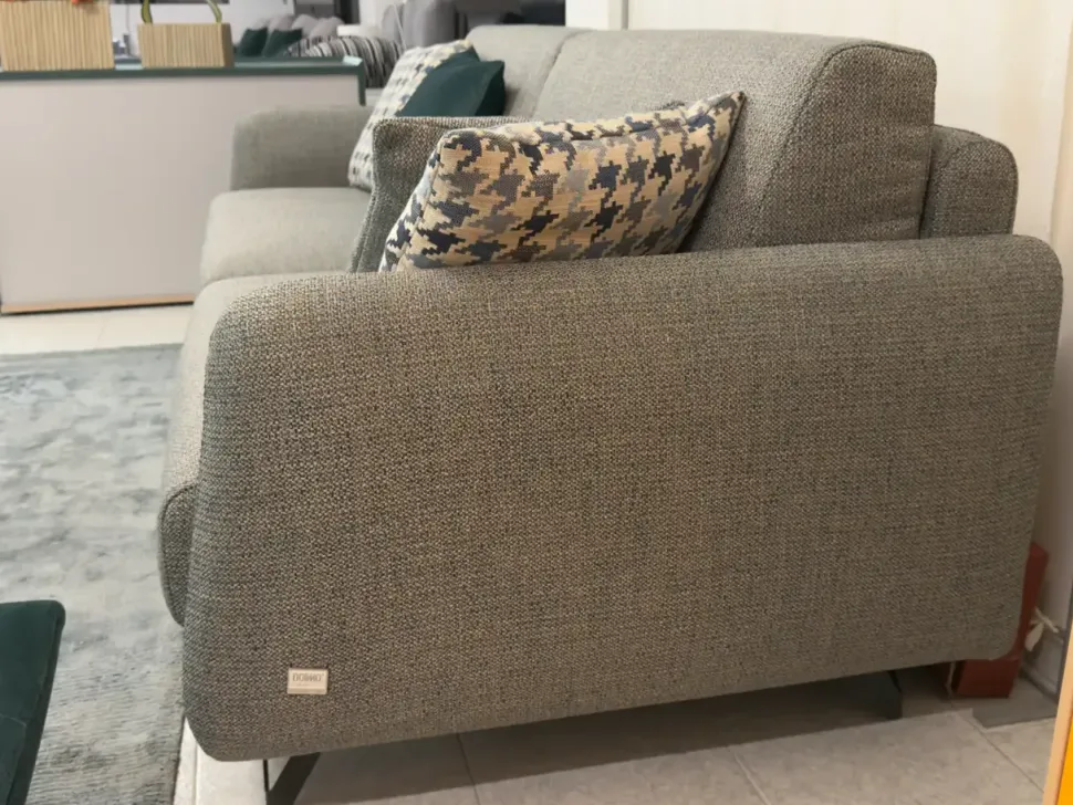 Divano moderno tessuto Bristol di Doimo salotti con sconto del - 40%