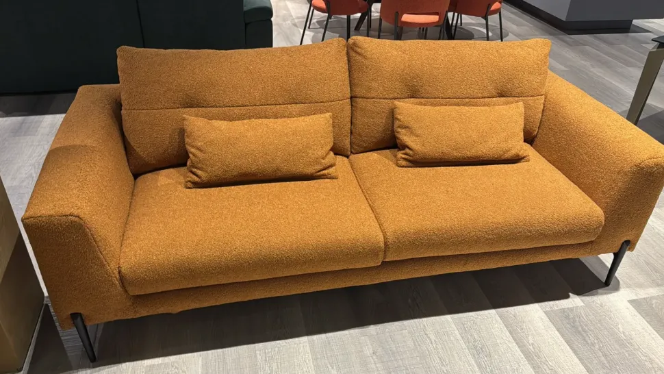 Divano moderno tessuto Tudor di La casa moderna con sconto del - 53%