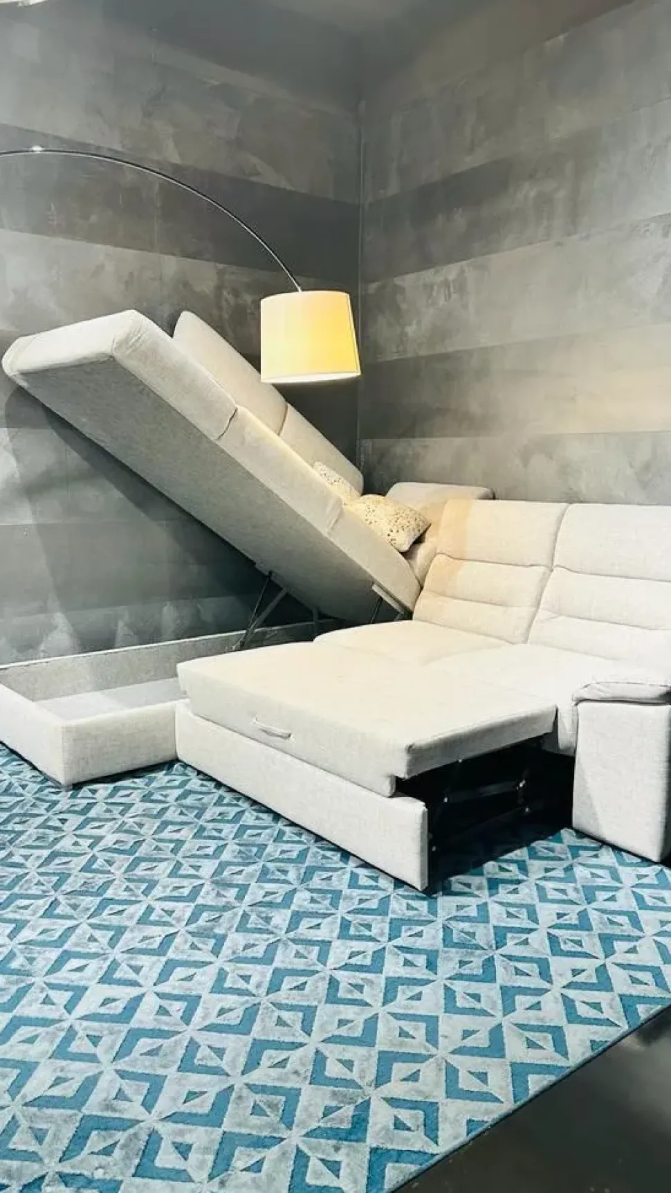 Divano Phil tessuto in poliuretano Gamma a prezzo Outlet