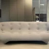 Divano Ploum tessuto in poliuretano  Ligne roset a prezzo Outlet