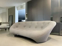 Divano Ploum tessuto in poliuretano  Ligne roset a prezzo Outlet
