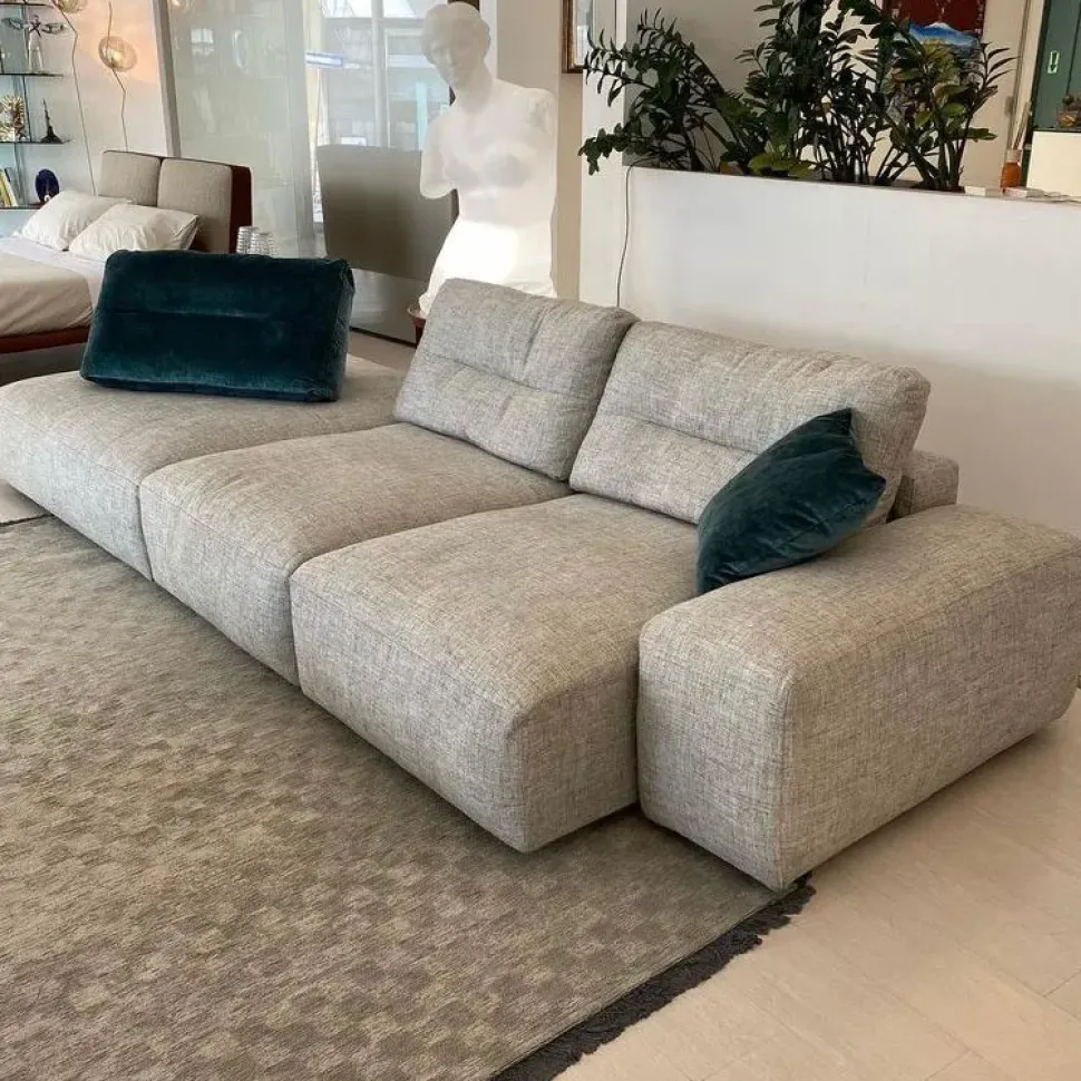 Divano Saba in Offerta Outlet con penisola in poliuretano.