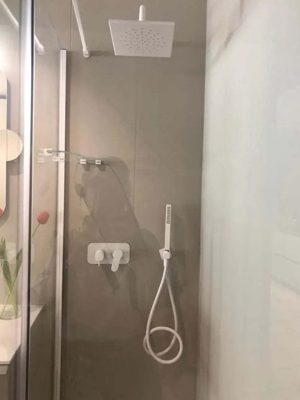 Gruppo: miscelatore e soffione doccia Megius: mobile bagno sospeso A PREZZI OUTLET