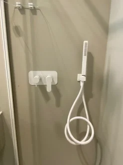 Gruppo: miscelatore e soffione doccia Megius: mobile bagno sospeso A PREZZI OUTLET