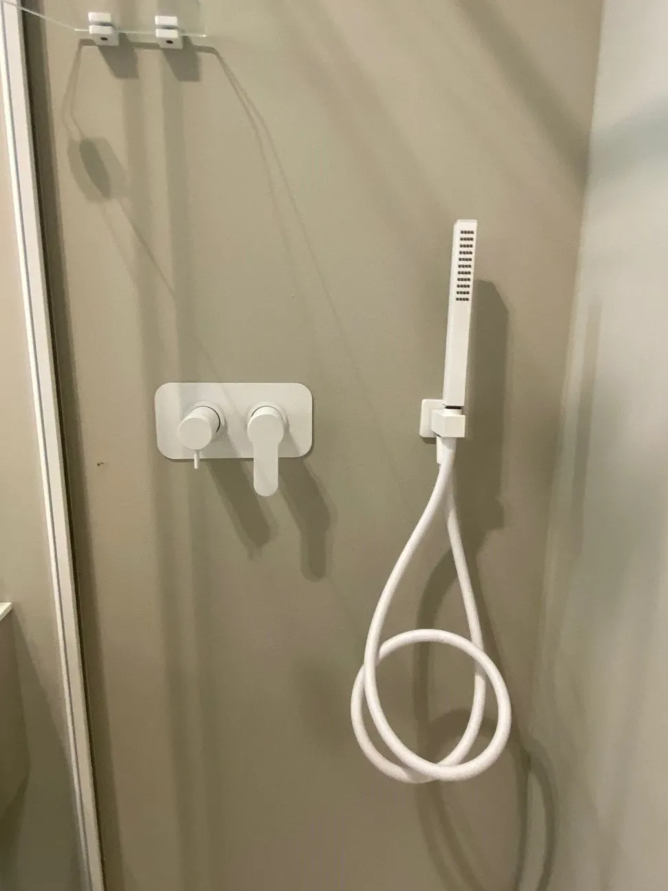 Gruppo: miscelatore e soffione doccia Megius: mobile bagno sospeso A PREZZI OUTLET