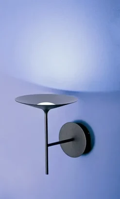 Lampada da parete in metallo Poe wall Linea light a prezzo scontato