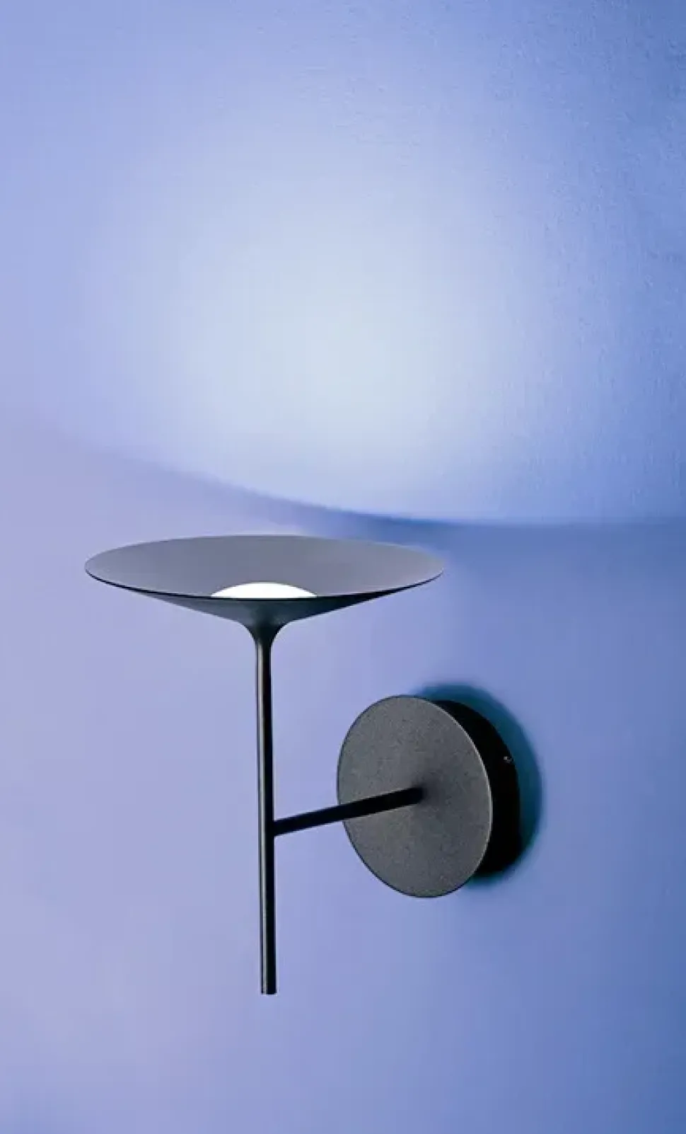 Lampada da parete in metallo Poe wall Linea light a prezzo scontato