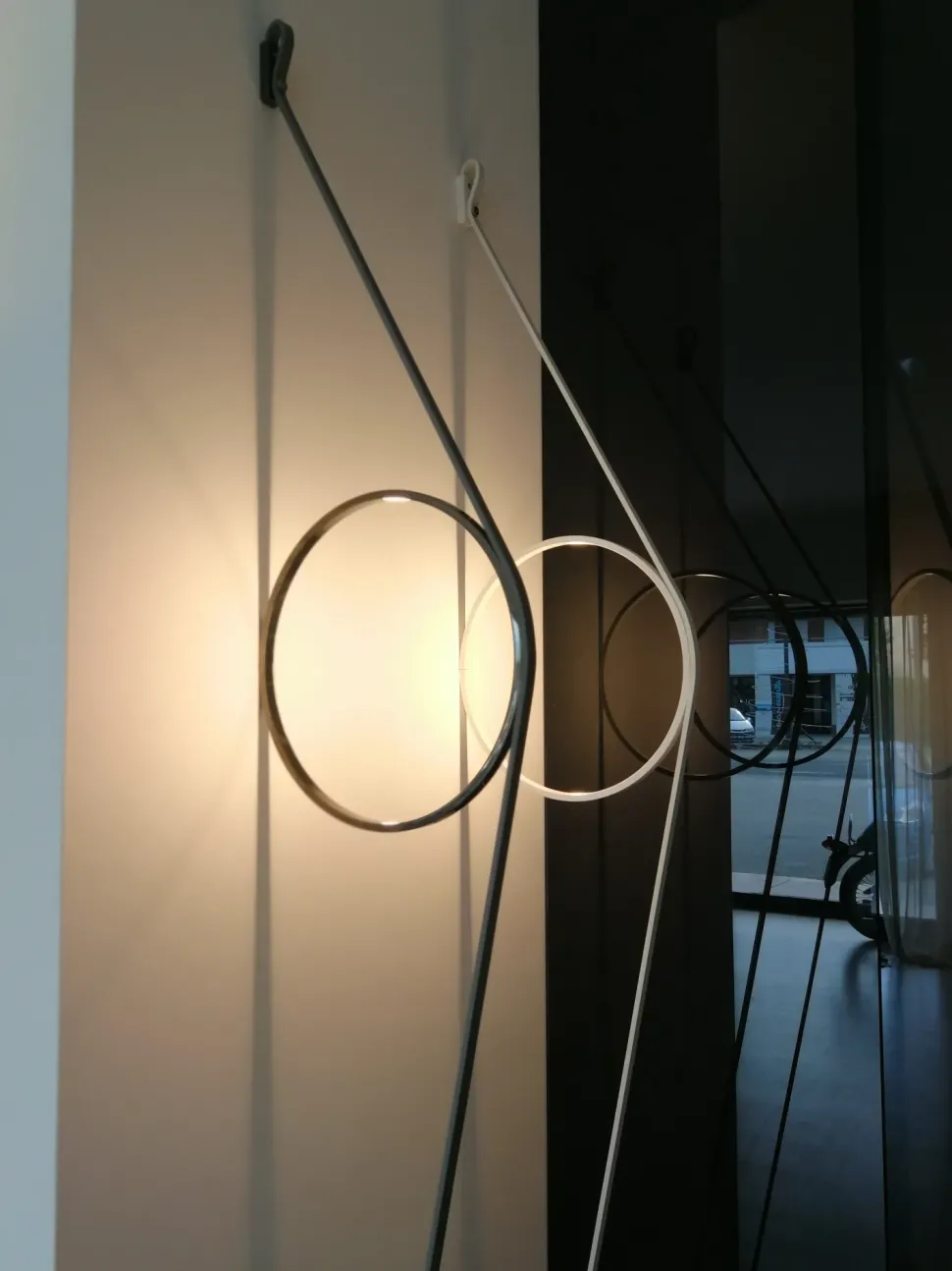 Lampada da parete Wirering Flos con uno sconto esclusivo