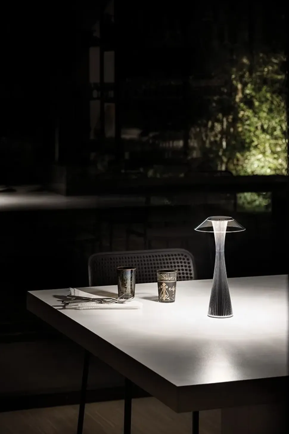 Lampada da tavolo Kartell Space outdoor stile Design in offerta