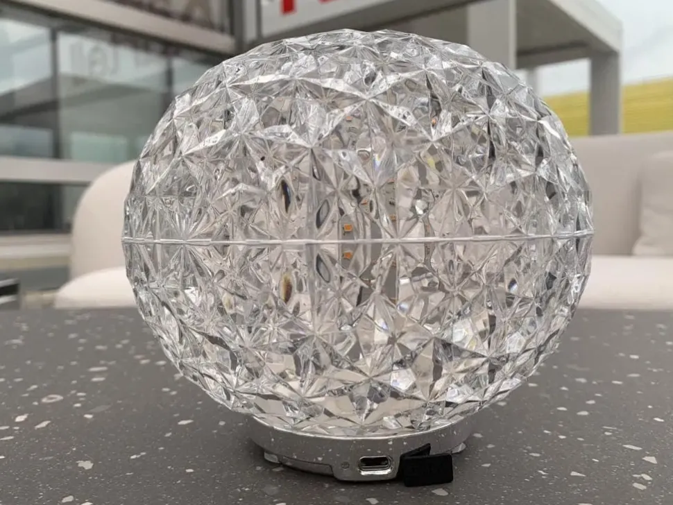 Lampada da tavolo Mini planet Kartell a prezzo scontato