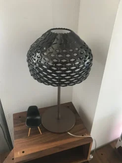 Lampada da tavolo stile Moderno Tatou Flos scontato