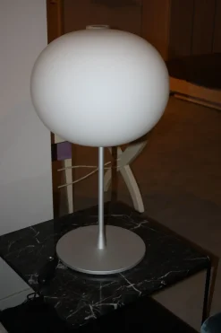 Lampada da tavolo stile Moderno Glo-ball Flos in saldo