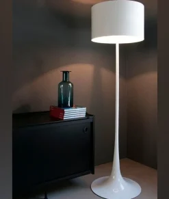 Lampada da terra Flos Spun Light Floor a prezzo Outlet. Massimo stile, massimo risparmio.