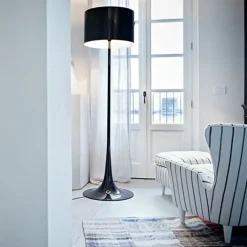 Lampada da terra Flos Spun Light Floor a prezzo Outlet. Massimo stile, massimo risparmio.