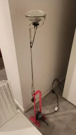 Lampada da terra Toio  Flos con un ribasso esclusivo