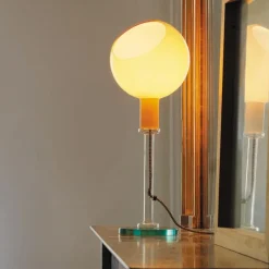 Lampada Fontana Arte a prezzo scontato. Un must per l'architetto.