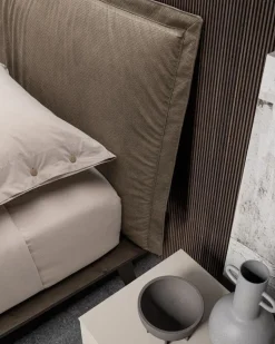 Letto design con gambe Morgan * Dall'agnese a prezzo scontato