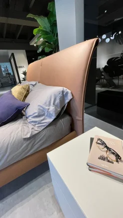 Letto design con gambe Sail Twils a prezzo ribassato