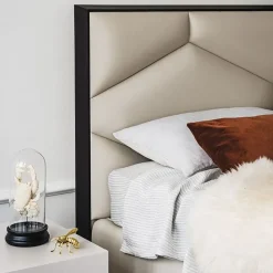 Letto design con giroletto Edward Cattelan a prezzo scontato