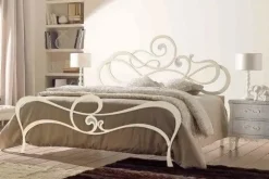 Letto design con giroletto Amanda Vittoria orlandi s.r.l. a prezzo ribassato