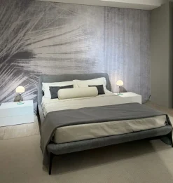 Letto design con giroletto Velvet Novamobili a prezzo ribassato