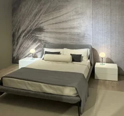 Letto design con giroletto Velvet Novamobili a prezzo ribassato