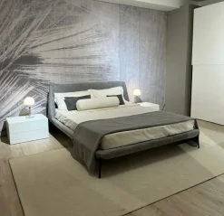Letto design con giroletto Velvet Novamobili a prezzo ribassato