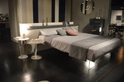 Letto design con piedini Vele_bed Lago a prezzo ribassato