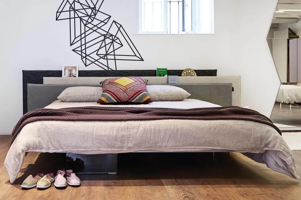 Letto design con piedini Vele_bed Lago a prezzo ribassato