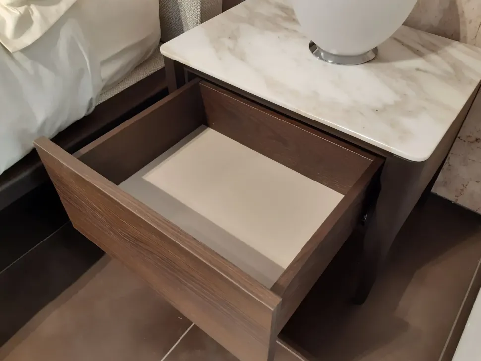 Letto design con piedini Kensington Conte a prezzo scontato