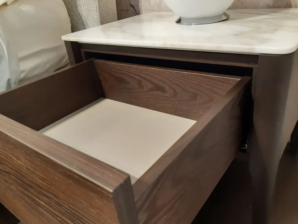 Letto design con piedini Kensington Conte a prezzo scontato